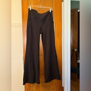 Athleta Salutation Stash Rib Flare pant with pockets. Black size large.